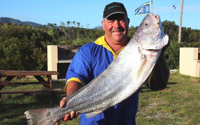 Oubaas Lesch met sy wenkabeljou van 8.57kg